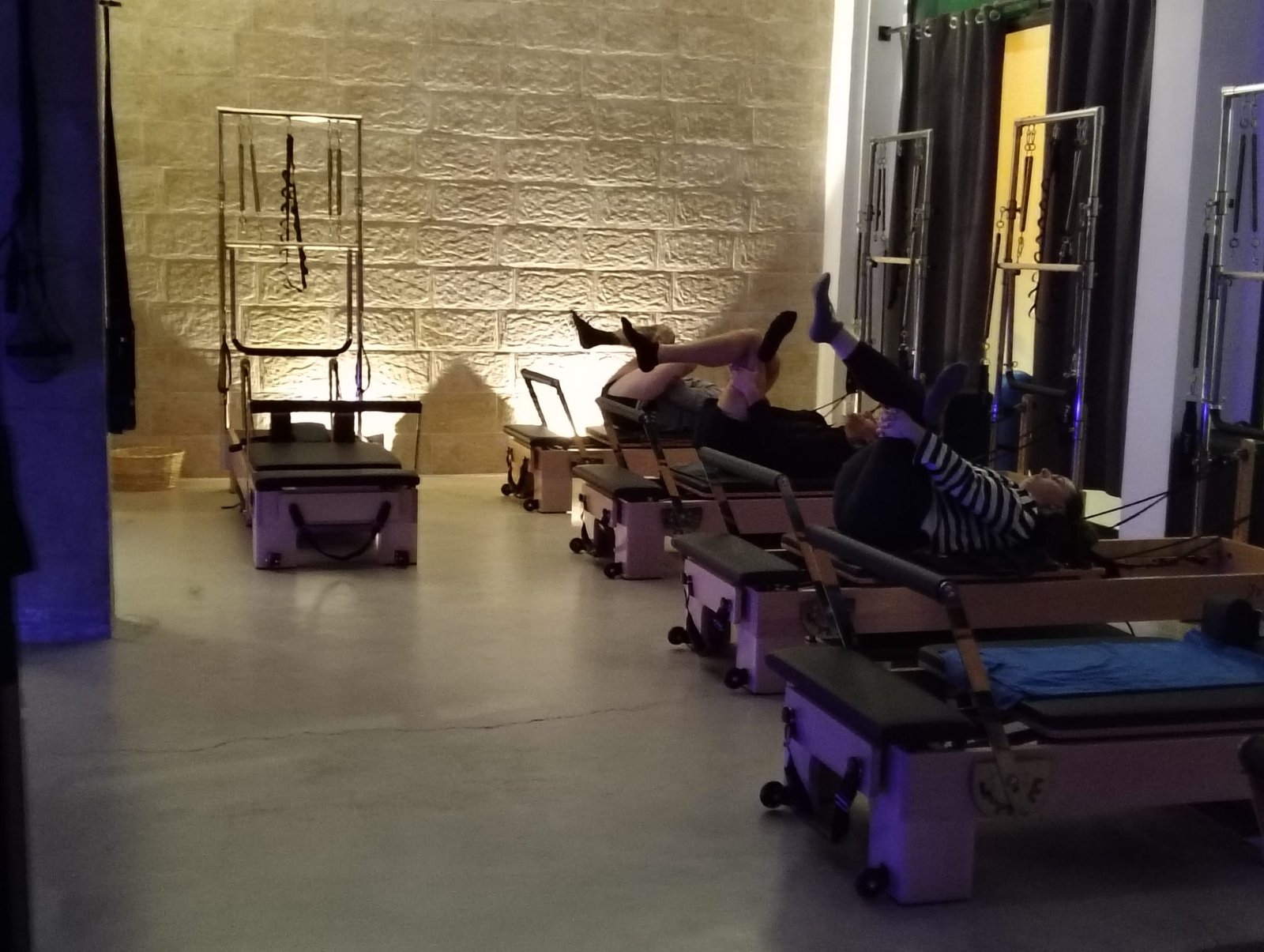 Clase de Pilates en Viky Pilates — alumnas trabajando sobre reformers