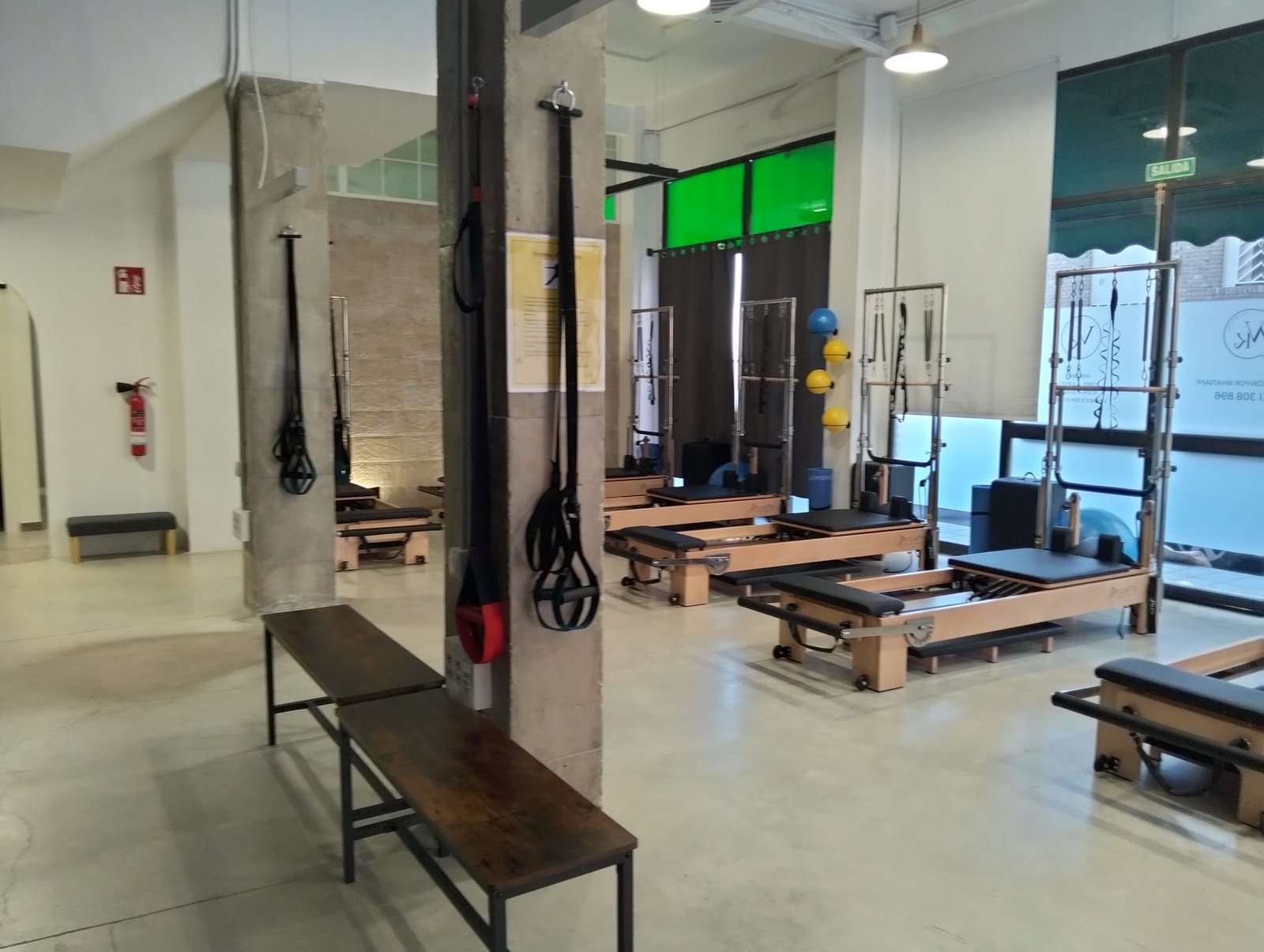 Vista del pasillo del estudio con TRX y reformers