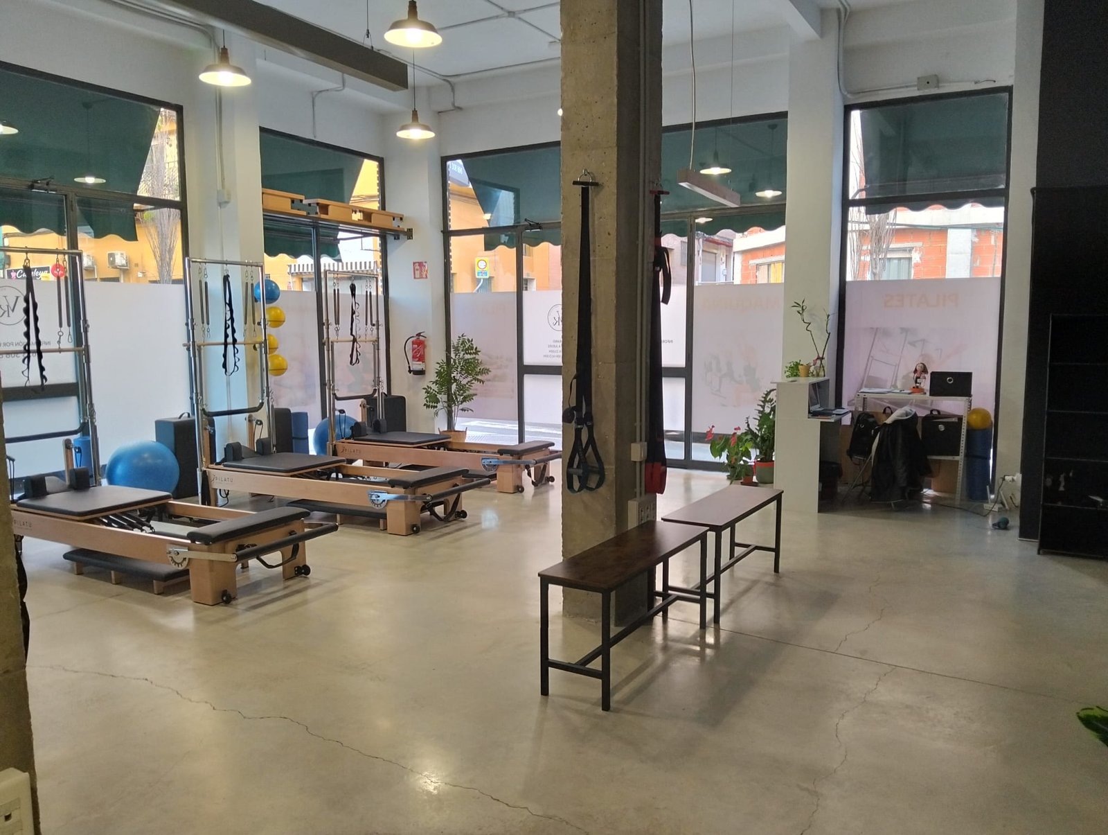 Estudio Viky Pilates — vista panorámica con reformers y cadillac